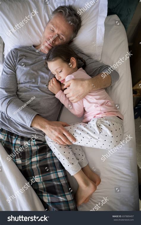 Father Daughter Sleeping Together On Bed Stockfoto 697889497 Shutterstock