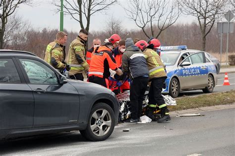 Kobieta w BMW potrąciła rowerzystę na przejeździe Jest nagranie z