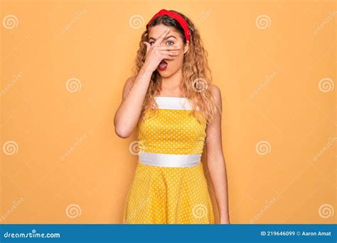 Belle Femme Blonde Pinup Aux Yeux Bleus Portant Diadem Debout Sur Fond Jaune Regardant Dans Le