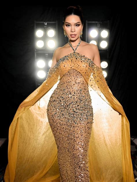 Hà Anh diện bikini khoét hông cao sau một tháng sinh con