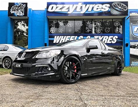 HSV Commodore VF Maloo Black With Vertini RF1 1 Aftermarket Wheels