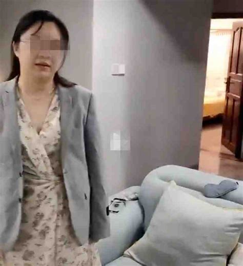 丈夫把门撬开本想抓现行，奈何妻子和“隔壁老王”又穿戴整齐地在家里