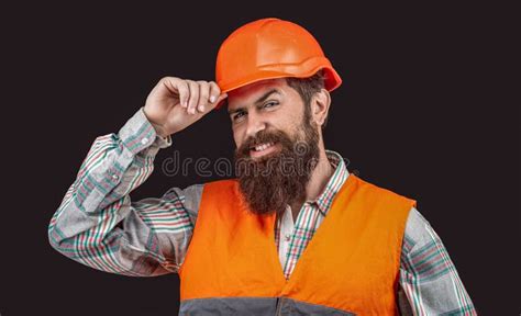 Homem Barbudo Feliz Usa Capacete Isolado Em Fundo Preto Sorrisos De