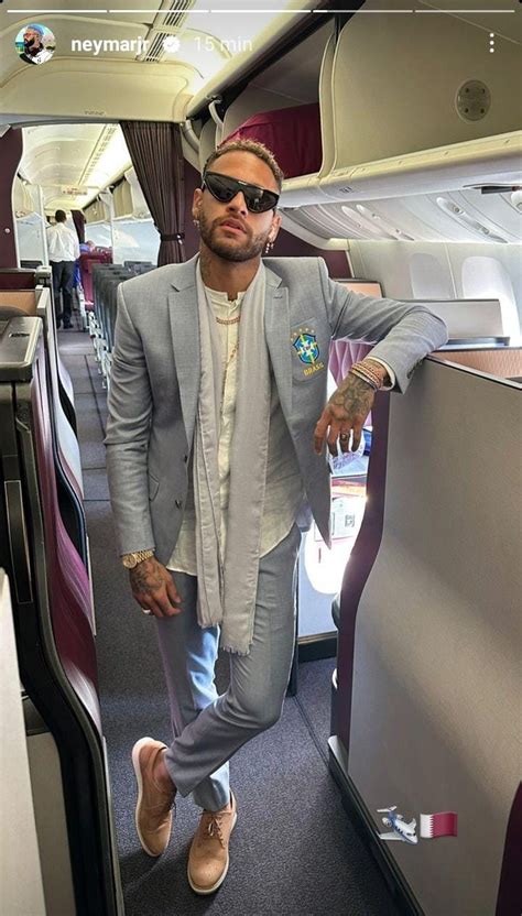 Neymar Jr Posa Em Avi O Rumo Ao Qatar Celebridades Vogue