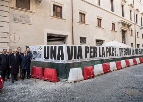 Roma Un Installazione Di 20 Metri Per Chiedere La Pace In Ucraina