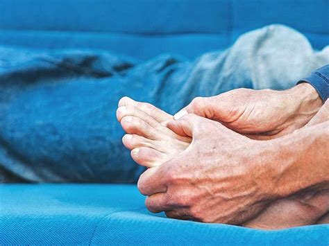 Gout Symptoms: Managing, Risk Factors, and Complications