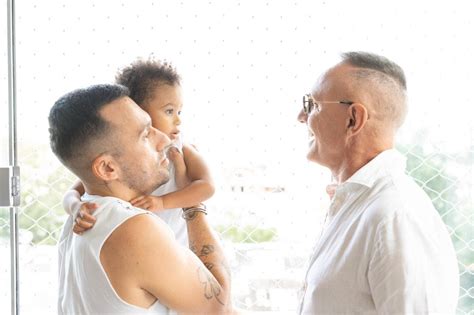 Depois de adotar bebê abandonado no hospital apresentador gay quer adotar mais um filho e