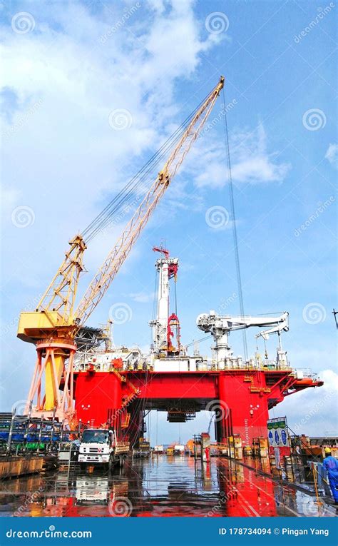 Building Offshore and Oil Semi-submersible Platform Editorial Stock ...