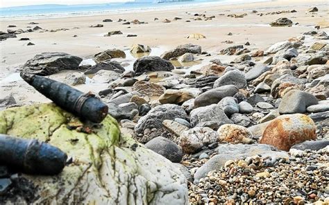 Telgruc Sur Mer Un Enfant D Couvre Un Obus Sur La Plage De Trez