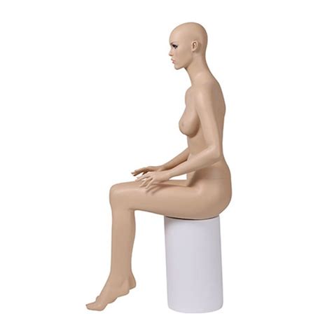 Mannequin de vitrine femme réaliste assise