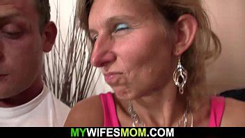 Él folla su viejo coño peludo m desde atrás XVIDEOS