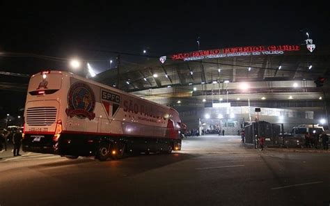 Torcedores do São Paulo protestam no Morumbi durante reunião que