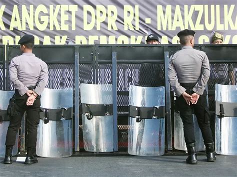 Aksi Unjuk Rasa Dukung Hak Angket Di Depan Gedung Dpr