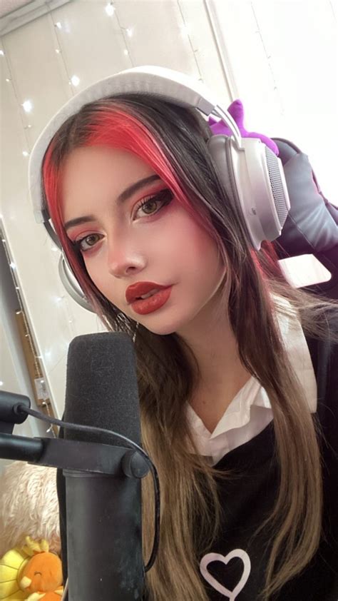 Julia Burch on Twitter: Liveeeeee come hang out with me https://twitch