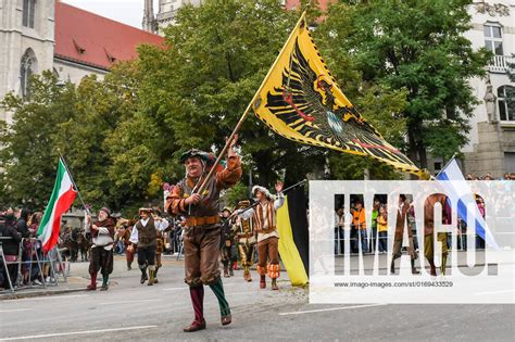 Oktoberfest Armbrustschuetzenzelt Paulaner Beim Wiesn Einzug Der