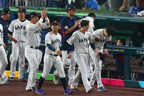 ＜wbc準決勝 日本・メキシコ＞7回、吉田が同点3ランを放ちガッツポーズを見せる佐々木朗（右端） ― スポニチ Sponichi Annex 野球