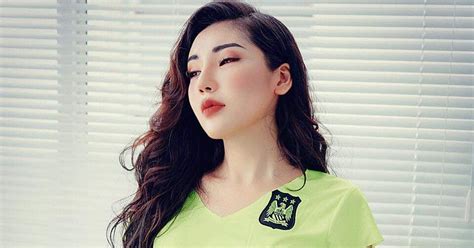 Nhan sắc cô gái nhảy nude trong quán Bar xôn xao mạng xã hội