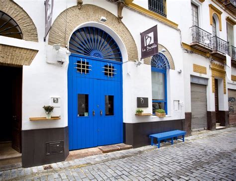 En El Centro De Sevilla En Una Calle Estrecha Con Sabor Antiguo