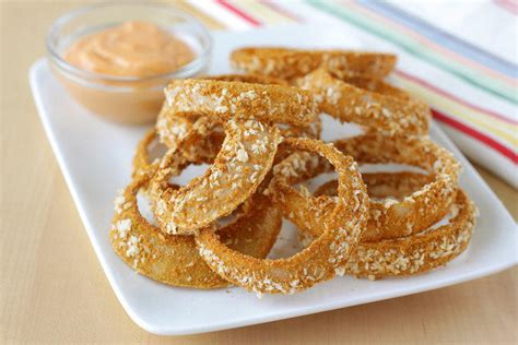 Crispy Onion Rings with Sriracha Dipping Sauce | Hungry Girl