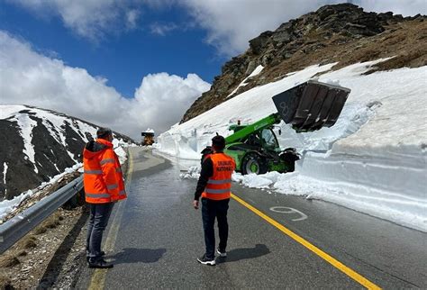 Se Monteaz Indicatoarele Rutiere Pe Transalpina Stiri Din Judetul