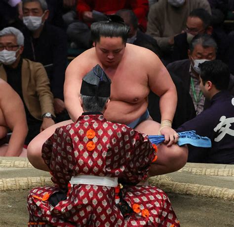 ＜大相撲初場所・13日目＞懸賞を受け取る琴勝峰（撮影・藤山 由理） ― スポニチ Sponichi Annex スポーツ