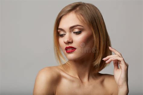 Retrato Del Estilo De La Voga De La Mujer Delicada Hermosa Imagen De