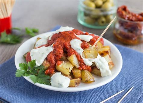 Easy Patatas Bravas With Garlic Aioli Easy Cheesy Vegetarian