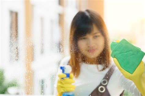 Premium Photo Woman Cleaning Glass With Fabric