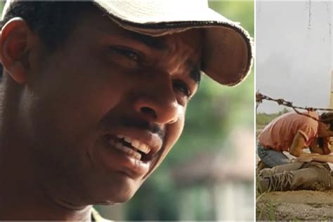 o irmão no colo João Pedro protagoniza a cena mais triste de