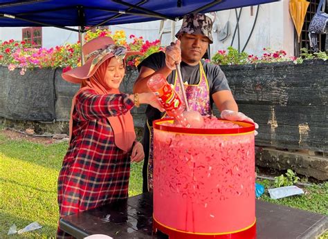 Penyanyi Dikir Barat Agih Air Percuma Sepanjang Ramadan