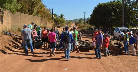 G1 Moradores Interditam Trecho De Linha Rural E Pedem Asfalto Em