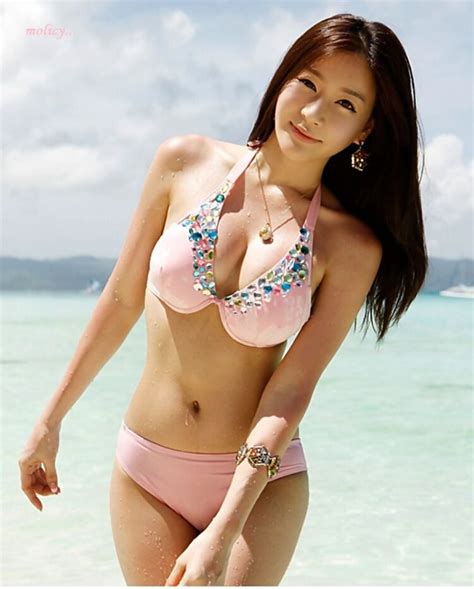 9 Hot Sexy Ji Eun Han Bikini Pics