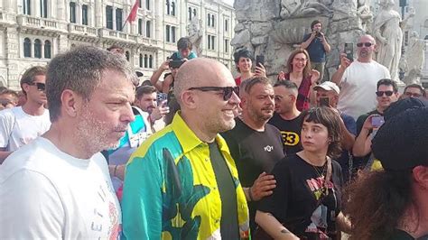 Max Pezzali Sfila Per Trieste Con La Sua Banda In Attesa Del Concerto