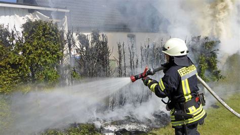 Brennende Hecke Sorgt F R Starke Rauchentwicklung