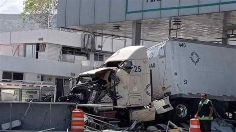 Tr Iler Choca Contra Caseta De Cobro En Arteaga Coahuila N