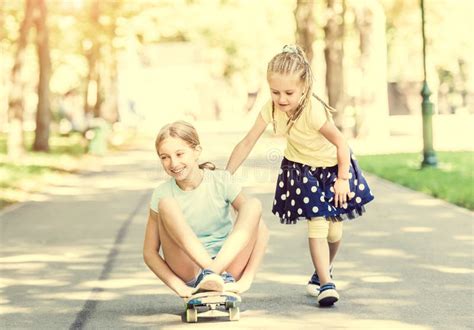 Duas Irmãs Que Jogam Sorrindo E Guardando As Mãos Foto De Stock