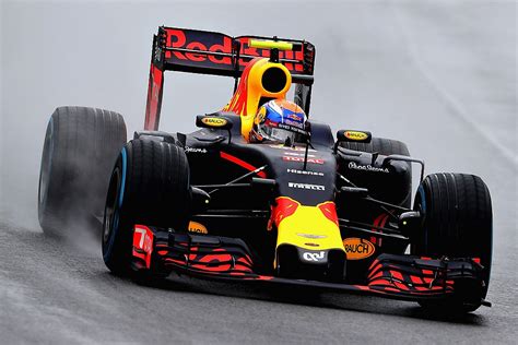 VIDEO Max Verstappen houdt F1 auto net uit de muur in Brazilië