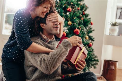 Jong Paar Die Pret Het Vieren Kerstmis Met Ten Hebben Stock Foto Image Of Viering Liefde