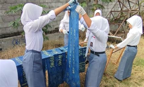 PROSES PEMBUATAN BATIK WARNA ALAM SMA Negeri 1 Seyegan