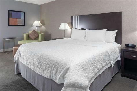 Hampton Inn Newark-Airport Hotel in Newark (NJ) - Room Deals, Photos ...