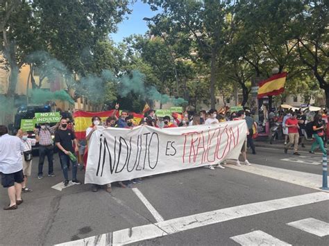 Unas Personas Protestan En Barcelona Contra Los Indultos A Los