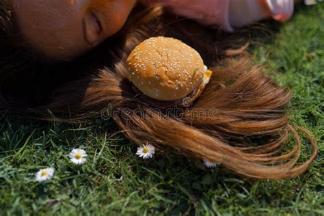 Mulher De Neg Cio Bem Sucedida Que Encontra Se Na Grama Cheesburger