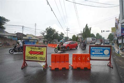 Foto Cegah Penularan Corona Ruas Jalan Utama Di Kota Madiun Ditutup