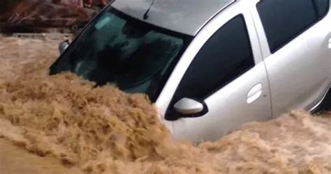 Aconteceu na Bahia Carro é engolido por buraco aberto em Avenida