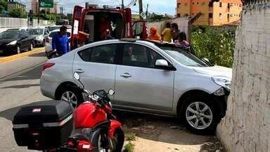 AL TV 1ª Edição Motorista perde controle de carro e atinge muro após