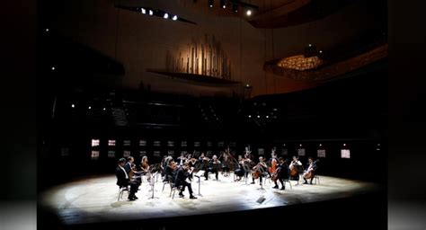 Paris orchestra plays to an empty room in COVID-19 era