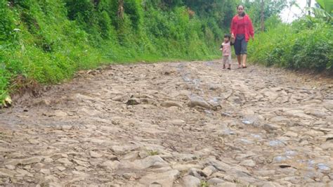 Warga Pandeglang Bantah Klaim Bupati Perbaiki Jalan Rusak Hasil