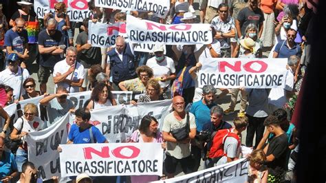 Piombino Nuova Manifestazione Contro Il Rigassificatore Alzato Il