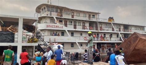 Navigation Fluviale Le Bateau Ville De Brazzaville Transporte De