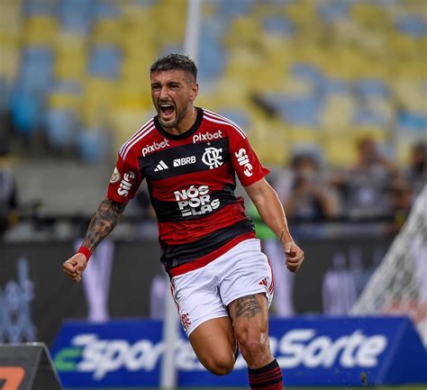 Flamengo D Chocolate De A No Palmeiras E Entra Na Briga Pelo